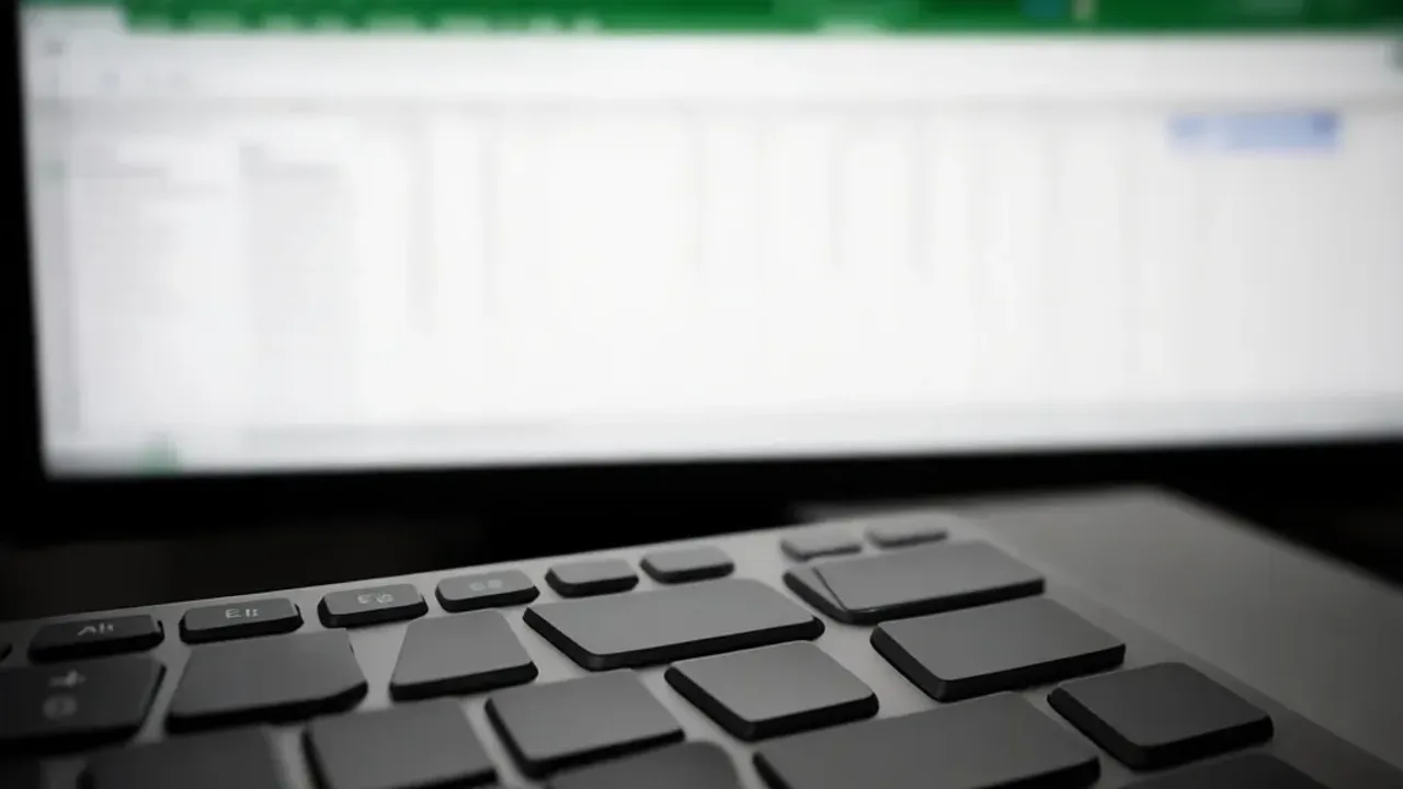 Enter w excelu: jak wstawić enter w komórce w programie Microsoft Excel? Klawiatura komputera z wyróżnionymi klawiszami Alt i Enter ułatwiającymi wstawienie enter w excelu wewnątrz komórki arkusza.