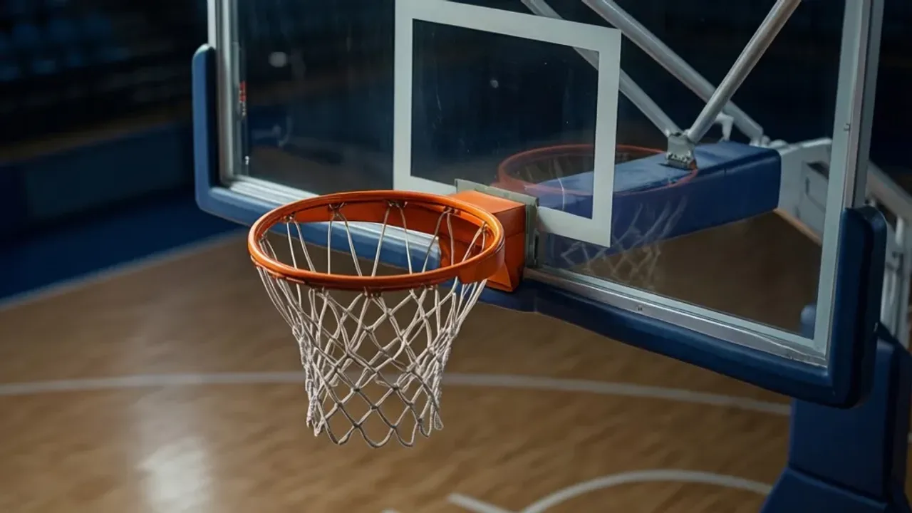 Na jakiej wysokości jest kosz w NBA? Oficjalna wysokość kosza w koszykówce Profesjonalny kosz do koszykówki z obręczą na wysokości 3,05 metra, ilustrujący na jakiej wysokości jest kosz w NBA na oświetlonym parkiecie.